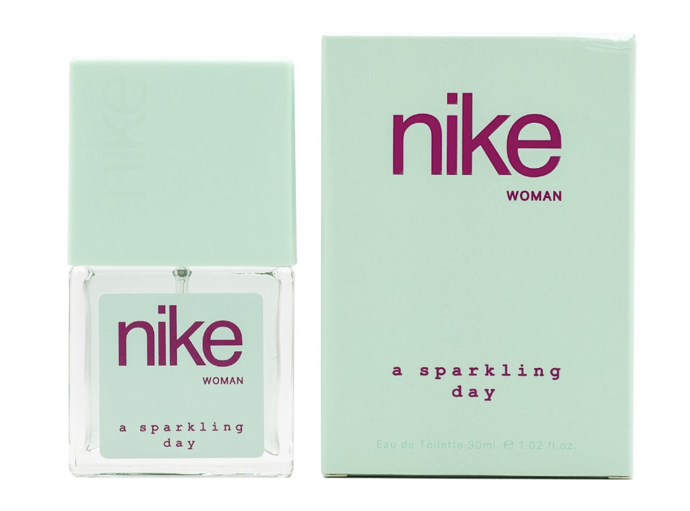 A SPARKLING DAY WOMAN-pro milovnice konvalinek, EdT 30 ml za 320 Kč, zakoupíte v drogeriích dm a Rossmann

Pokud hledáte něco, co vám zlepší náladu hned po prvním přivonění, A Sparkling Day Woman je přesně ten typ vůně. Úvod tvoří kombinace mandarinky, manga a černého rybízu, které působí lehce, sladce a energicky. Květinové srdce tvořené konvalinkou, kosatcem a fialkou přináší svěžest a čistý zelený tón typický pro jarní vůně. Základ z tonkových bobů, vanilky a pačuli dodává kompozici jemné teplo a vyváženost, aniž by potlačil její svěží charakter. Je hravá, svěží a optimistická, jako první opravdu teplý den, kdy se poprvé vydáte ven bez bundy. Připomíná dny, kdy svítí slunce a všechno kvete. Hodí se ke sportovnějšímu stylu, volným dnům i situacím, kdy chcete vůni, která vás naladí pozitivně a lehce.
