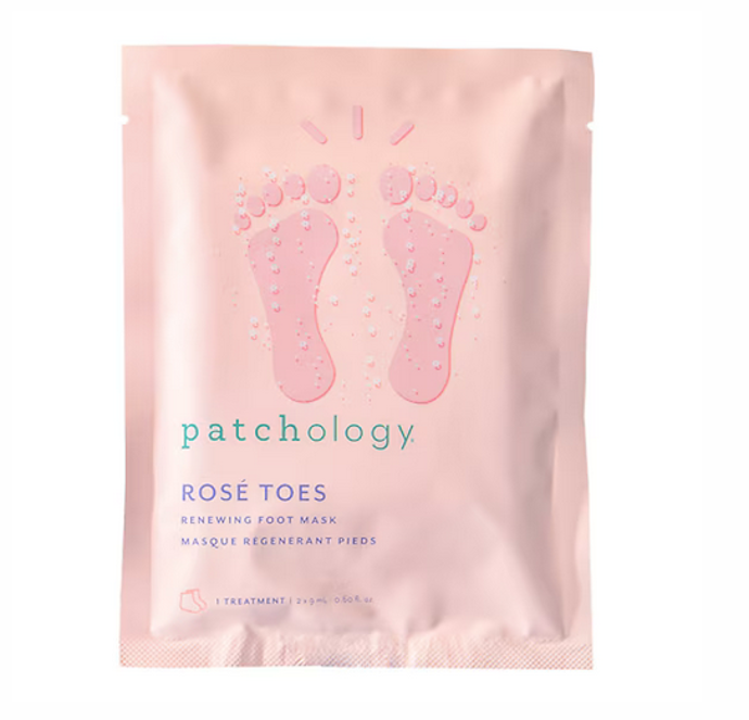 PATCHOLOGY  Rosé Toes Regenerační maska na nohy. Složení s vůní šumivého vína vyvinuté na bázi omlazujícího resveratrolu, hydratačního jahodového oleje a zvláčňujícího bambuckého másla zlepšuje stav pokožky nohou. 355 Kč
