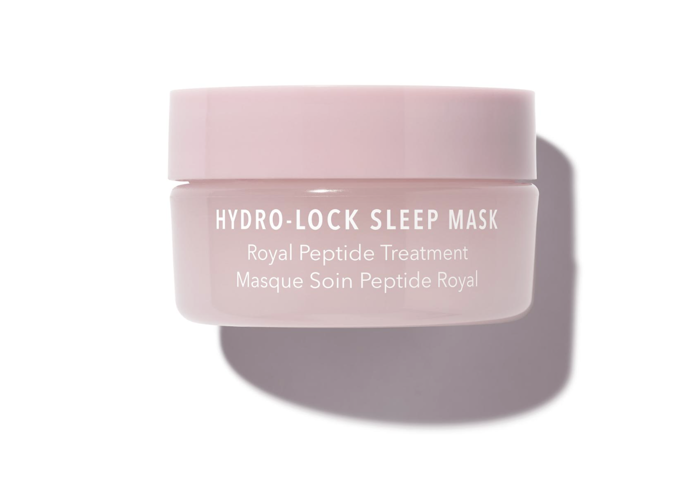 HYDROPEPTIDE Hydro-Lock Sleep Mask, 3000 Kč

Luxusní noční maska, která přikrývá kontury pokožky vrstvou intenzivní regenerační hydratace. Prostředek je odolný proti otření o polštář, krásně vyhladí a zdokonalí pleť během noci, díky zjemňujícímu komplexu HydrO18™ Activated Water™ a uklidňujícího kořene lékořice. Královské peptidy napodobují a zvyšují regenerační vlastnosti mateří kašičky, čímž napomáhají procesům buněčné přeměny a dodávají pokožce životně důležité živiny. Výsledek: pleť bude zářivá, svěží a jemná.
