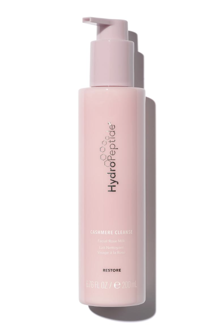Růžové pleťové mléko HYDROPEPTIDE Cashmere Cleanse, 1600 Kč

Uklidňující očišťující přípravek jemně odstraňuje nečistoty, přitom nevysouší a nevyvolává pocit stažení pokožky. Hydrolyzované mléčné proteiny zajišťují rovnováhu živin, růžová voda a aloe vera zklidňují a dodávají pocit pohodlí.

