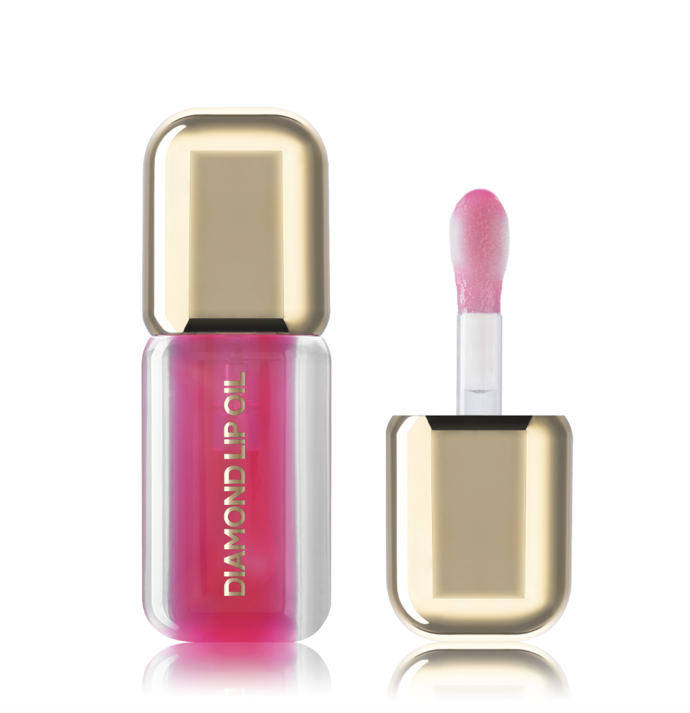 Diamond Lip Oil potěší každou ženu, která o sebe ráda pečuje. Představuje spojení intenzivní péče a luxusního lesku v jednom. Díky přírodním olejům – avokádovému a jojobovému a makadamiovému. Jemnou pokožku rtů hluboce hydratuje, vyživuje a regeneruje. Inovativní aktivní látka Maxi Lip™ podporuje tvorbu kolagenu, čímž rty opticky vyplňuje a zvětšuje jejich objem. Hedvábná textura se snadno nanáší, nezanechává lepivý pocit a dodává rtům ultra oslnivý lesk se svěží ovocnou vůní. Cena: 249 Kč
