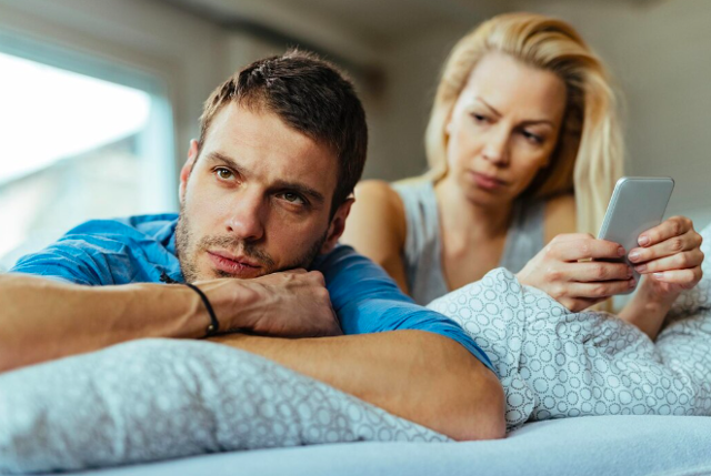 Snažila se situaci řešit. Navrhovala společné výlety, večeře, rozhovory. Ondřej ale většinou odpovídal, že je unavený nebo že je všechno v pořádku.
Snažila se situaci řešit. Navrhovala společné výlety, večeře, rozhovory. Ondřej ale většinou odpovídal, že je unavený nebo že je všechno v pořádku.