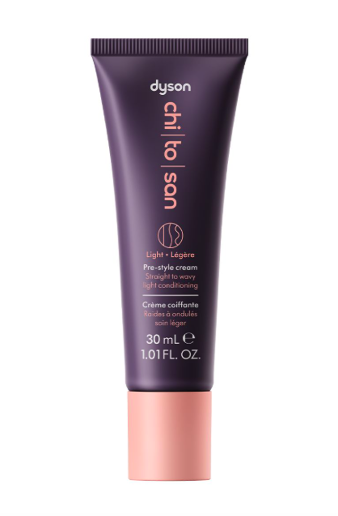 Předstylingový krém pro rovné až vlnité vlasy Dyson Chitosan, 790 Kč (30 ml)
