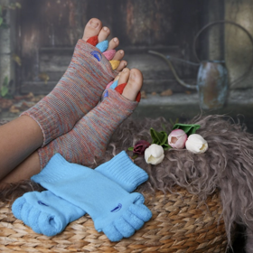 Adjustační ponožky slouží jako terapeutická pomůcka pro vbočený palec, kladívkové prsty, křivé a stísněné prsty, časté křeče v prstech, unavené a bolavé nohy, otoky nohou, patní ostruhu, kuří oka a jiné problémy nohou. 550 Kč
