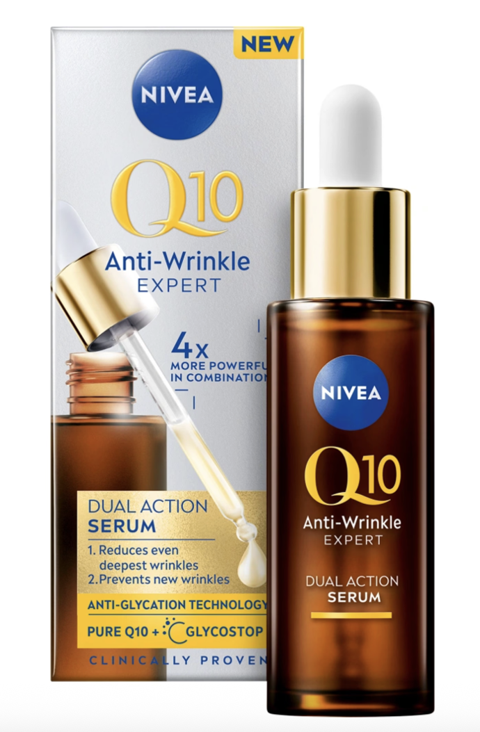 Q10 Anti-Wrinkle Expertduální sérum proti vráskám, Nivea, 458 Kč
Věděli jste, že kromě slunečního záření způsobuje nevyžádané vrásky i konzumace cukru? NIVEA expertní duální sérum proti vráskám Q10 s technologií proti glykaci pomáhá předcházet vzniku vrásek způsobených cukrem. Cukry se v těle vážou na bílkoviny, jako je kolagen a elastin, které jsou zodpovědné za pružnost pokožky. Glykace tyto bílkoviny poškozuje, což vede k tvorbě vrásek. Technologie GLYCOSTOP funguje jako antiglykační štít a udržuje buňky nepoškozené.
Q10 Anti-Wrinkle Expertduální sérum proti vráskám, Nivea, 458 Kč
Věděli jste, že kromě slunečního záření způsobuje nevyžádané vrásky i konzumace cukru? NIVEA expertní duální sérum proti vráskám Q10 s technologií proti glykaci pomáhá předcházet vzniku vrásek způsobených cukrem. Cukry se v těle vážou na bílkoviny, jako je kolagen a elastin, které jsou zodpovědné za pružnost pokožky. Glykace tyto bílkoviny poškozuje, což vede k tvorbě vrásek. Technologie GLYCOSTOP funguje jako antiglykační štít a udržuje buňky nepoškozené.