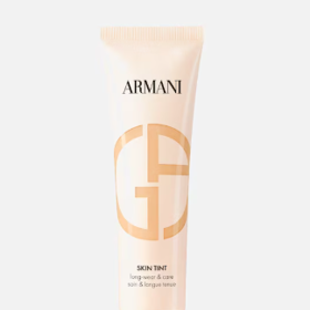 Lehký tónovací tint Giorgio Amani Luminous Silk Tint, 1 549 Kč, prodává Douglas
