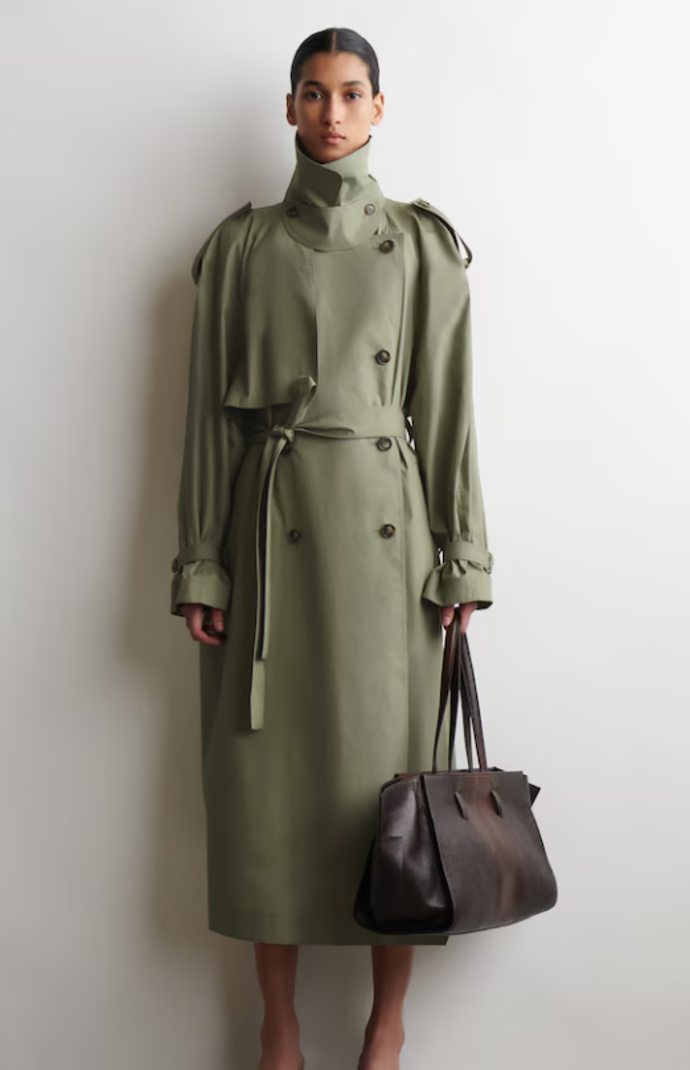 Dlouhý trenčkot COS, 290 Eur
Dlouhý trenčkot COS, 290 Eur