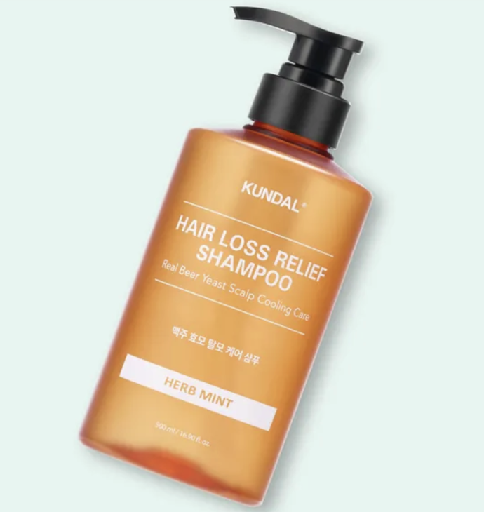 Beer Yeast Scalp Shampoo Herb Mint dokonale čistí pokožku hlavy a účinně bojuje proti nadměrnému vypadávání vlasů. Produkt od značky Kundal obsahuje 10 780 ppm extraktu z pivovarských kvasnic - bohatého zdroje živin a jednoho z nejlepších přírodních zdrojů biotinu, který posiluje vlasové folikuly a zlepšuje pružnost účesu, 340 Kč
