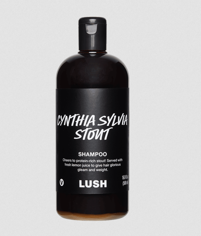Jemný šampon s černým pivem, balzamikovým octem a citronovou šťávou pro oslnivý lesk vašich kadeří. Naše babičky říkávaly, že na vlasy je dobré pivo a citronová šťáva, tak jsme obojí přidali do tohohle šamponu a nešetřili jsme. Citronová šťáva má fantastickou čisticí sílu a černé pivo je bohaté na proteiny, které vlasům dodají objem a sílu. 960 Kč
