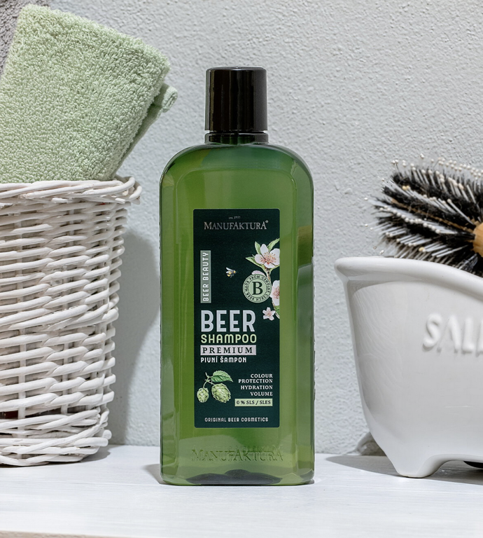 Moderní receptura v pojetí BEER BEAUTY kombinuje pravé české pivo s kofeinem, rostlinnými extrakty a hydratačními složkami pro posílení vitality vlasů a jejich ochranu před vnější zátěží. Vlasy jsou po umytí hydratované, přirozeně objemné a lesklé, zatímco šetrné složení bez SLES a silikonů pomáhá udržovat komfort vlasové pokožky i při častém mytí. 329 Kč
