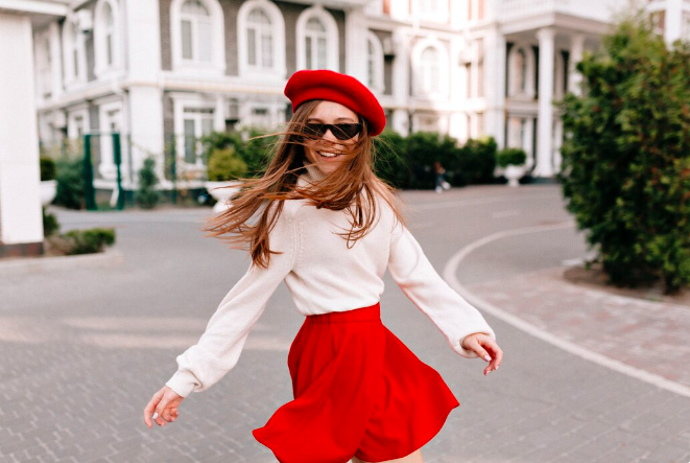 Červená patří mezi odstíny, které nikdy nezůstanou bez povšimnutí. Má v sobě sílu, která dokáže oživit i ten nejjednodušší outfit.
Červená patří mezi odstíny, které nikdy nezůstanou bez povšimnutí. Má v sobě sílu, která dokáže oživit i ten nejjednodušší outfit.