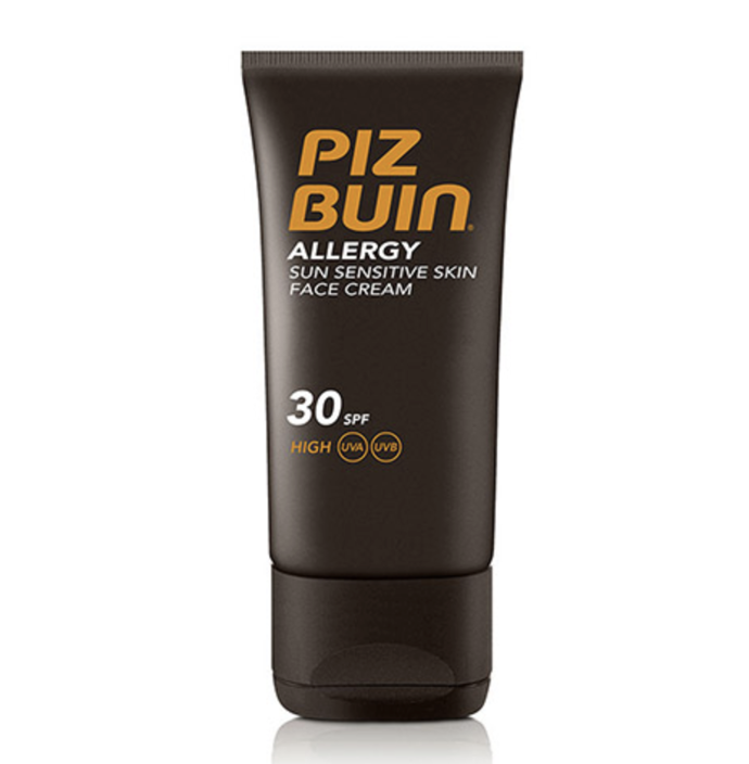 Piz Buin Allergy Face Care SPF 30 je opalovací přípravek na obličej, který napomáhá předcházet sluneční alergii. S exkluzivní technologií HELIOPLEX a fotostabilními filtry chrání citlivou pokožku před škodlivým UVA a UVB zářením a minimalizuje případnou alergickou reakci. Obsahuje zklidňující složku CALMANELLE, která redukuje podráždění způsobené slunečním zářením. 580 Kč
Piz Buin Allergy Face Care SPF 30 je opalovací přípravek na obličej, který napomáhá předcházet sluneční alergii. S exkluzivní technologií HELIOPLEX a fotostabilními filtry chrání citlivou pokožku před škodlivým UVA a UVB zářením a minimalizuje případnou alergickou reakci. Obsahuje zklidňující složku CALMANELLE, která redukuje podráždění způsobené slunečním zářením. 580 Kč