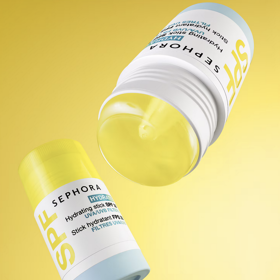Kompaktní a ultra praktická tyčinka HYDRATE+SPF s ochranným faktorem SPF30 chrání pokožku před zářením UVA a UVB a zároveň ji hydratuje. 460 Kč
