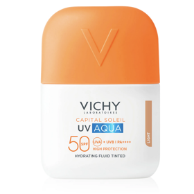 Vichy Capital Soleil UV Aqua Fluid SPF 50 v sobě spojuje vysoký stupeň UV ochrany s prodyšnou texturou, která pleť hydratuje po dobu 24 hodin, a přitom zůstává zcela neviditelná. Fluid je voděodolný a můžete ho nanášet i kolem očí. 580 Kč
