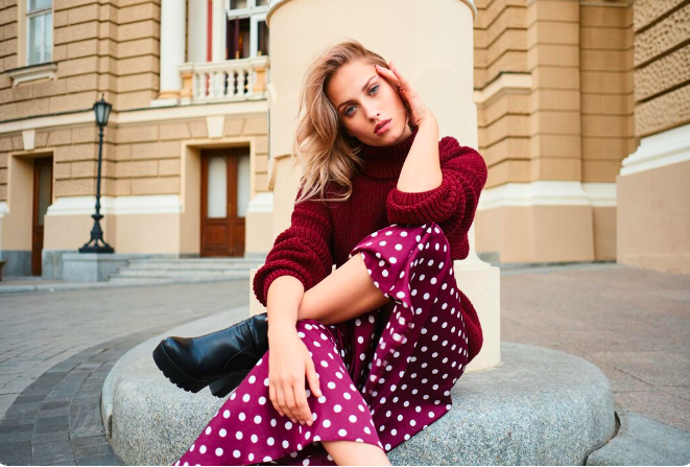 Nepůsobí křečovitě ani přehnaně, naopak nabízí eleganci, která má pevné základy. Vzory, které byly oblíbené před desítkami let, dnes působí nadčasově a snadno se kombinují.
 
