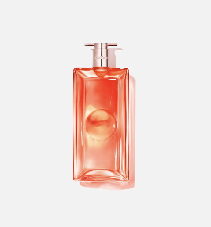 Parfémovaná voda Lancôme, Idôle Peach’N Roses, 1 909 Kč (50 ml), prodává Douglas
