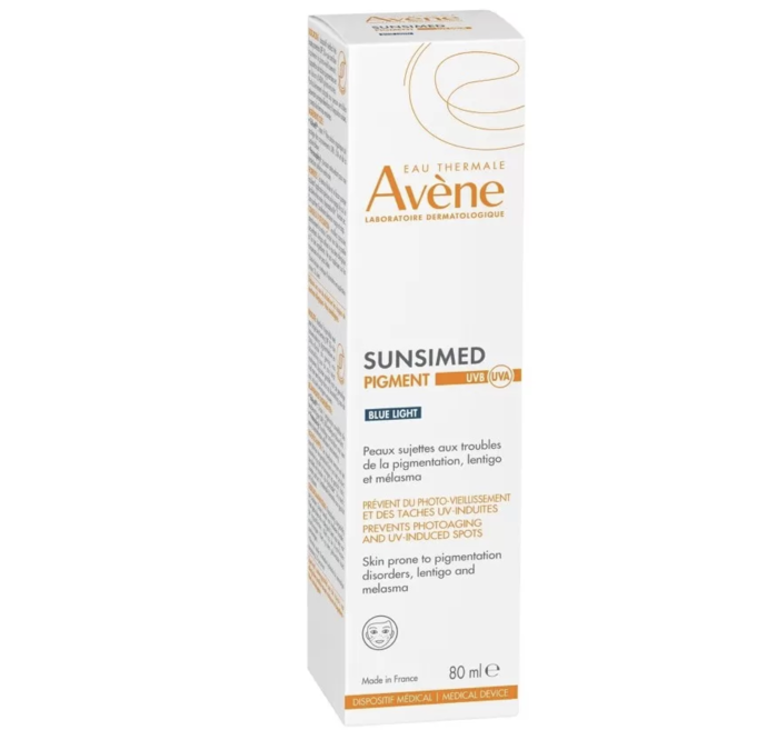 Sunsimed Pigment je zdravotnický prostředek s velmi vysokou ochranou SPF 50+, který pomáhá předcházet fotostárnutí, vzniku pigmentových skvrn a poškození DNA vyvolaným UV zářením. Složení obsahuje speciální látky jako je TriAsorB – organický sluneční filtr, který chrání před UVB, UVA a modrým světlem, nebo Pre-tokoferyl – silný antioxidant pro posílení buněčné ochrany. 811 Kč
