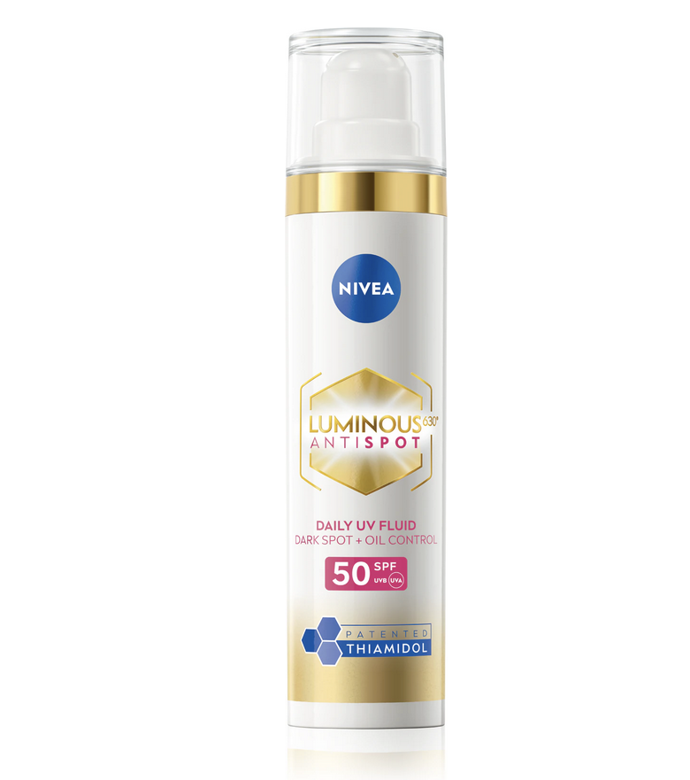 NIVEA denní krém proti pigmentovým skvrnám Luminous s OF 50 obsahuje patentovanou látku Thiamidol®, díky které dosáhnete krásné a rozjasněné pleti. Krém redukuje existující pigmentové skvrny, ale také aktivně předejde vzniku nových. Jeho lehké složení s kyselinou hyaluronovou a vysokým obsahem vitamínu E poskytne pleti intenzivní hydrataci, sjednotí její tón, rozjasní a zanechá ji příjemně hebkou. Ochranný faktor 50 zajistí efektivní obranu před škodlivým slunečním zářením a předchází stárnutí pleti. 546 Kč
