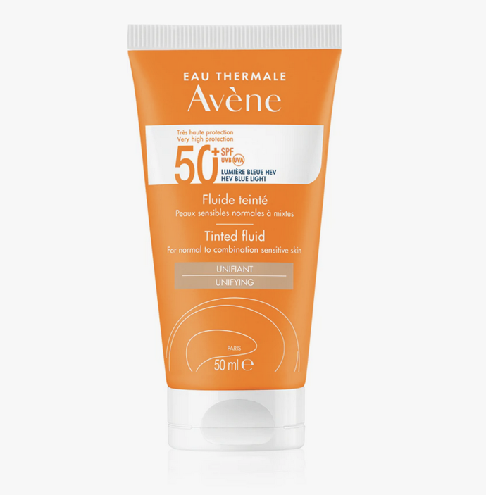 Avène Sun High Protection SPF 50+ má velmi lehkou texturu, která se prakticky okamžitě vstřebává. Je účinný také před modrým světlem, které je spolu se slunečními paprsky, příčinou stárnutí kůže. 451 Kč
