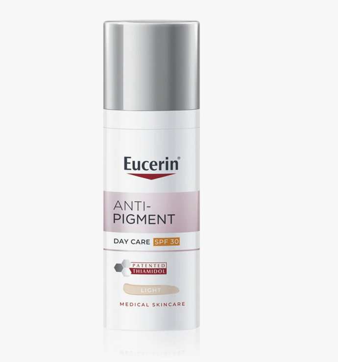Viditelně barevně sjednocenější, rozzářený vzhled vaší pleti ihned dodá tónovací krém proti pigmentovým skvrnám Eucerin Anti-Pigment. Kromě minerálních pigmentů a UV filtrů obsahuje thiamidol, který pomáhá snižovat tvorbu melaninu. Při pravidelném používání krém postupně redukuje tmavé skvrny a brání jejich opakovanému vzniku. 960 Kč
