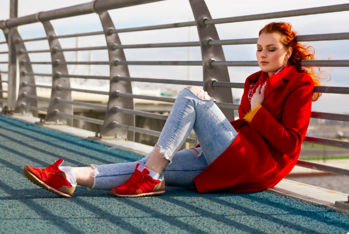 A právě boty jsou ideálním místem, kde s tím začít. Barevné tenisky dokážou oživit i ten nejjednodušší outfit.
 
