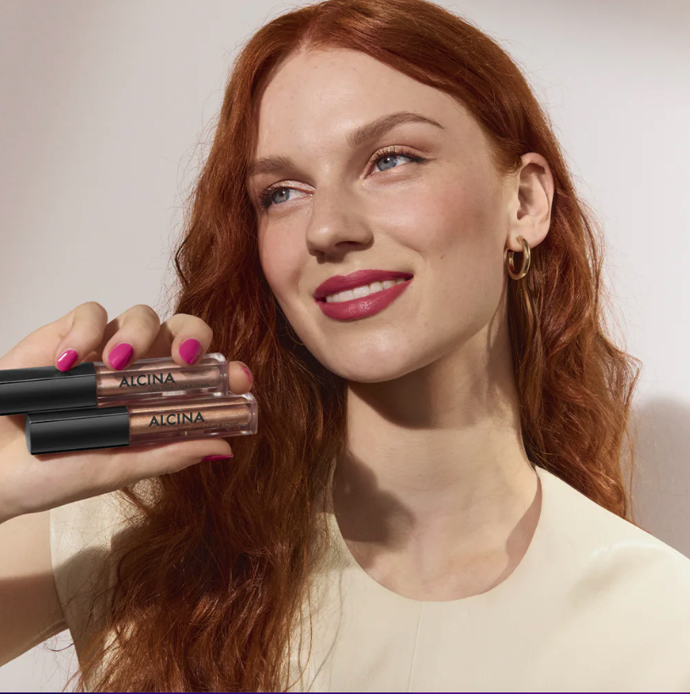 Oční stíny a rozjasňovač v jednom Alcina Glow Fluid, 500 Kč, odstín Pearl, koupíte v salonech spolupracujících s touto značkou
