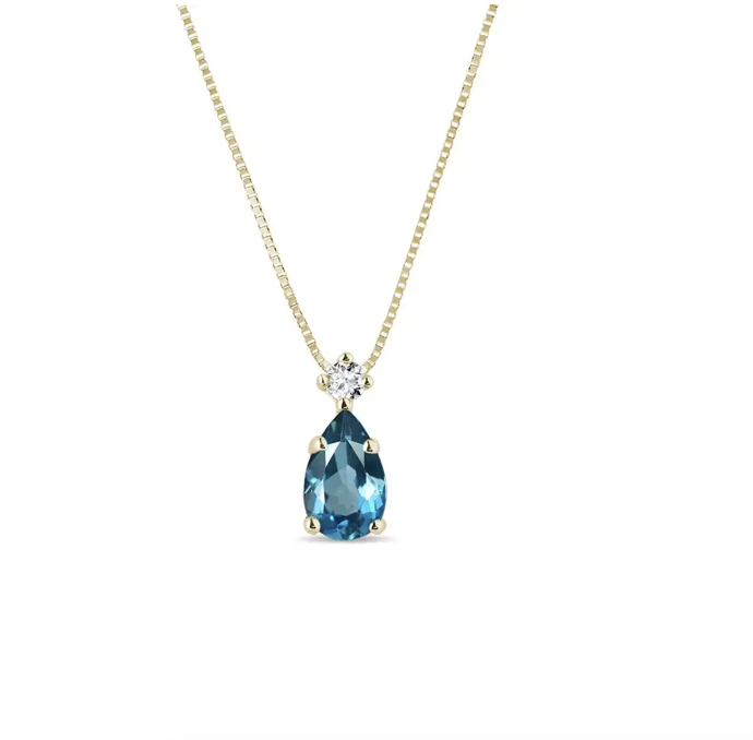Přívěsek ze žlutého zlata s London blue topazem, Klenota, 16 900 Kč

Přívěsek ze žlutého 14k zlata s London blue topazem v brusu kapka. Doplňuje ho čirý diamant v kulatém brusu, který zdůrazňuje jeho sytě modrou barvu. Tip na krásný dárek, který potěší zejména obdivovatelky barevných drahokamů.

