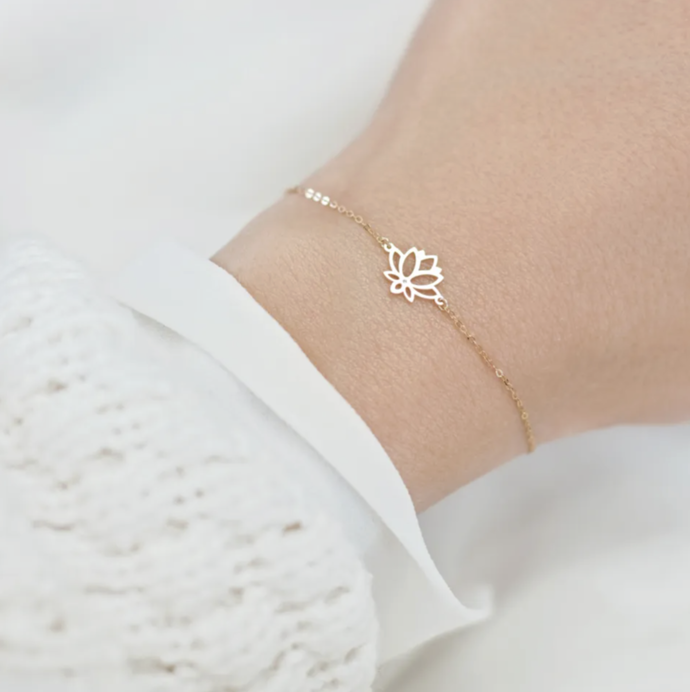 Kolekce Mother Nature, náramek s diamantem Lotus, růžové zlato, ALOve.cz, 6686 Kč

Minimalistický náramek ALOve s jemnou řetízkovou siluetou a symbolickým přívěskem ve tvaru lotosového květu ze 14kt bílého, žlutého nebo růžového zlata zdobí třpytivý diamant.
