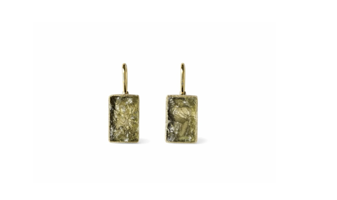 Zlaté náušnice s vltavíny, Vltavin-moldavite.cz, 13 490 Kč

Elegantní zlaté náušnice s vltavínem v moderním, minimalistickém provedení. Čisté linie a subtilní detaily zvýrazňují krásu přírodního kamene. Ideální doplněk pro každodenní eleganci i speciální příležitosti.
