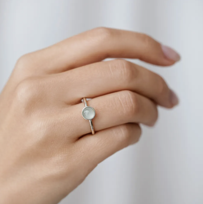 Prsten s bílým měsíčním kamenem Bonbon, ALOve.cz, 9 208 Kč

Čerpejte sílu z přírody s nádhernými prsteny z kolekce ALOve Bonbons. Minimalistický kulatý design v jemné zlaté obroučce si zamilujete. Okouzlující bílý měsičný kámen v exkluzivním šperku se stane vaším oblíbeným doplňkem.
