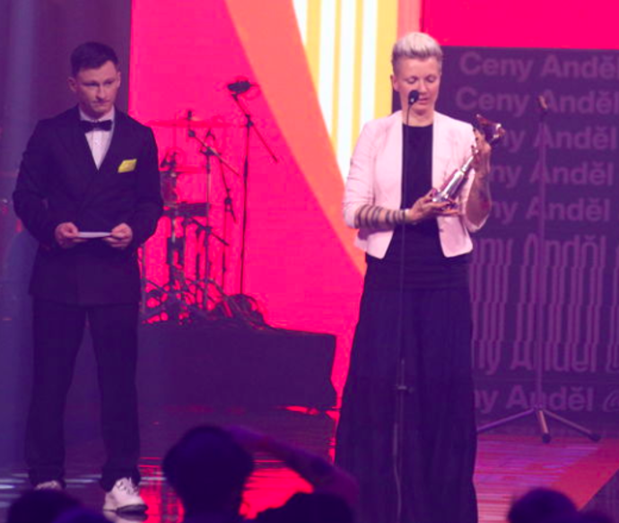 Partnerka Kateřina převzala za Davida Ceny Anděl
Partnerka Kateřina převzala za Davida Ceny Anděl