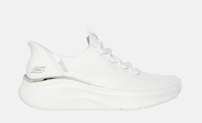 Tenisky Skechers Slip-Ins: BOBS Sport B Love – True Delight se dobře přizpůsobí chodidlu a podporují přirozené proudění vzduchu. Uvnitř je polstrovaná stélka Skechers Memory Foam, která tlumí nárazy a zvyšuje komfort i při delším chození. Polštářek Heel Pillow v oblasti paty pomáhá stabilizovat krok a flexibilní podešev podporuje přirozený pohyb během dne.1999 Kč
