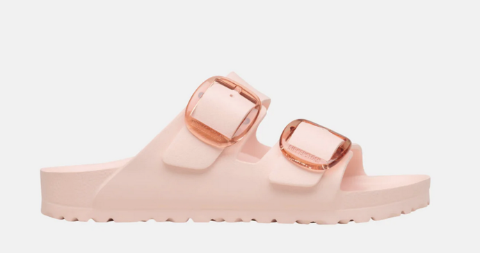 Pantofle Birkenstock Arizona Big Buckle EVA mají dva široké pásky s velkými kovovými přezkami a pohodlnou anatomicky tvarovanou stélku. Jsou vyrobené z lehkého a pružného materiálu EVA, který je voděodolný, šetrný k pokožce a snadno se čistí. Navíc poskytují spolehlivé pohodlí při každém kroku. 1600 Kč
