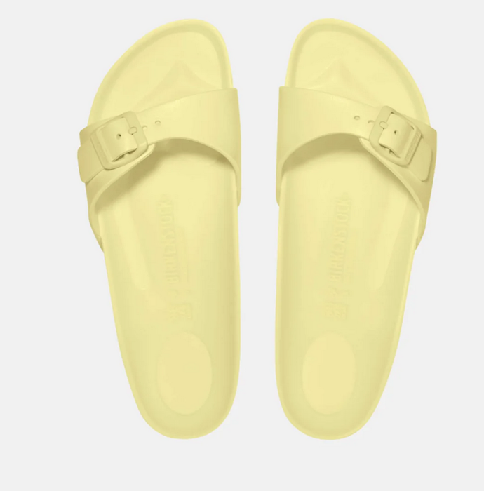 Pantofle Birkenstock Madrid EVA mají jeden široký pásek s nastavitelnou přezkou a pohodlnou anatomicky tvarovanou stélku. Jsou vyrobené z lehkého a pružného materiálu EVA, který je voděodolný, šetrný k pokožce a snadno se čistí. Poskytují spolehlivé pohodlí při každém kroku. 1150 Kč
