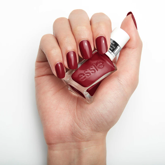 Lak na nehty s gelovým efektem essie, 246 Kč, odstín paint the town red, prodává Notino
Lak na nehty s gelovým efektem essie, 246 Kč, odstín paint the town red, prodává Notino