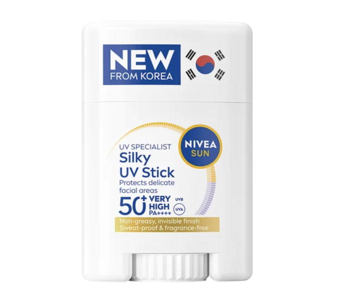 Nivea SUN krém v tyčince SPF 50+ chrání pleť, rychle se aplikuje bez použití rukou a zanechává neviditelný sametový finiš. Vhodný i pro citlivou pleť. 372 Kč
