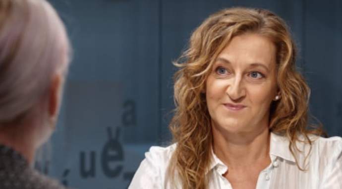Daniela Drtinová působila dlouhá léta na České televizi, od roku 2014 je moderátorkou internetové televize DVTV.
