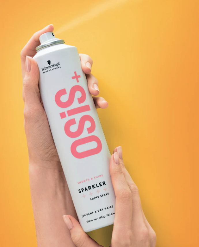 Sprej pro lesk vlasů Schwarzkopf Professional Osis+ Sparkler, 279 Kč (300 ml), prodává Notino
Sprej pro lesk vlasů Schwarzkopf Professional Osis+ Sparkler, 279 Kč (300 ml), prodává Notino
