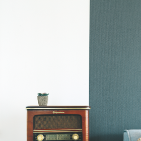 Když staré souzní s novým. Vintage přehrávač odpočívá na moderní komodě Ikea barevně ladící s tapetou.
Když staré souzní s novým. Vintage přehrávač odpočívá na moderní komodě Ikea barevně ladící s tapetou.
