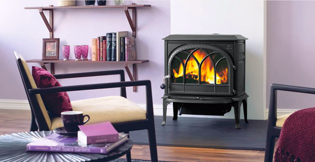 Živý oheň do obývacího pokoje patří, ať už ve formě krbu, kamen nebo alespoň svíček. Foto: Jotul.com 
