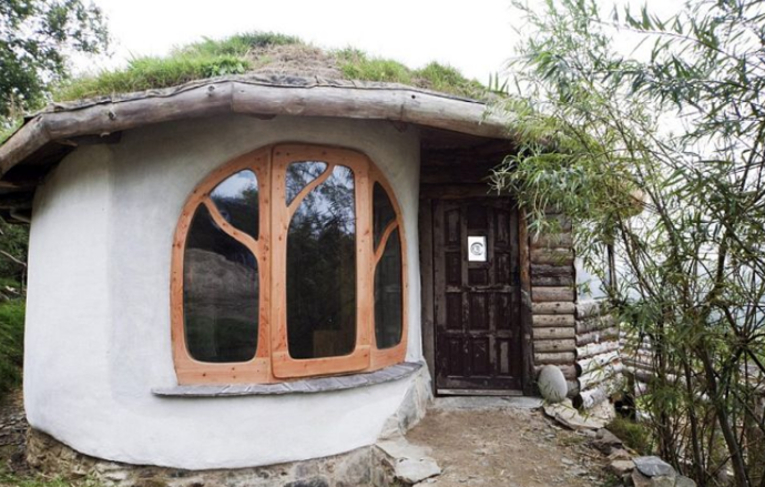Nejlevnější dům, který je zcela soběstačný, si mladí manželé postavili v britském Walesu. Na stavbu použili pouze recyklované a ekologické materiály. 
