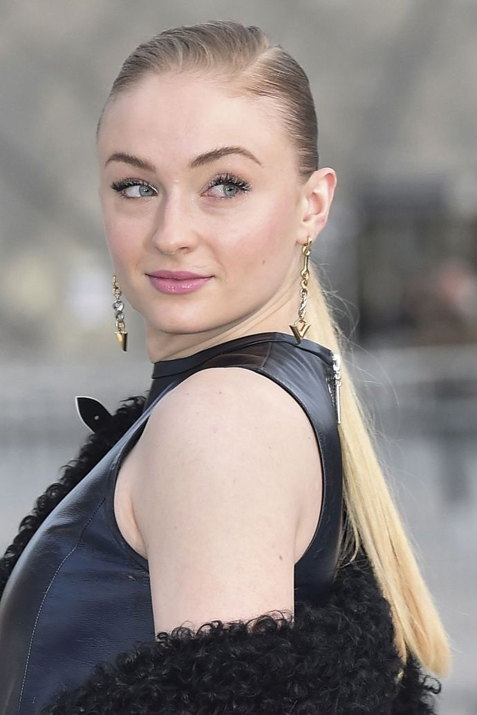 Na přehlídce Chanel se Sophie Turner představila s tímto "mokrým" lookem
