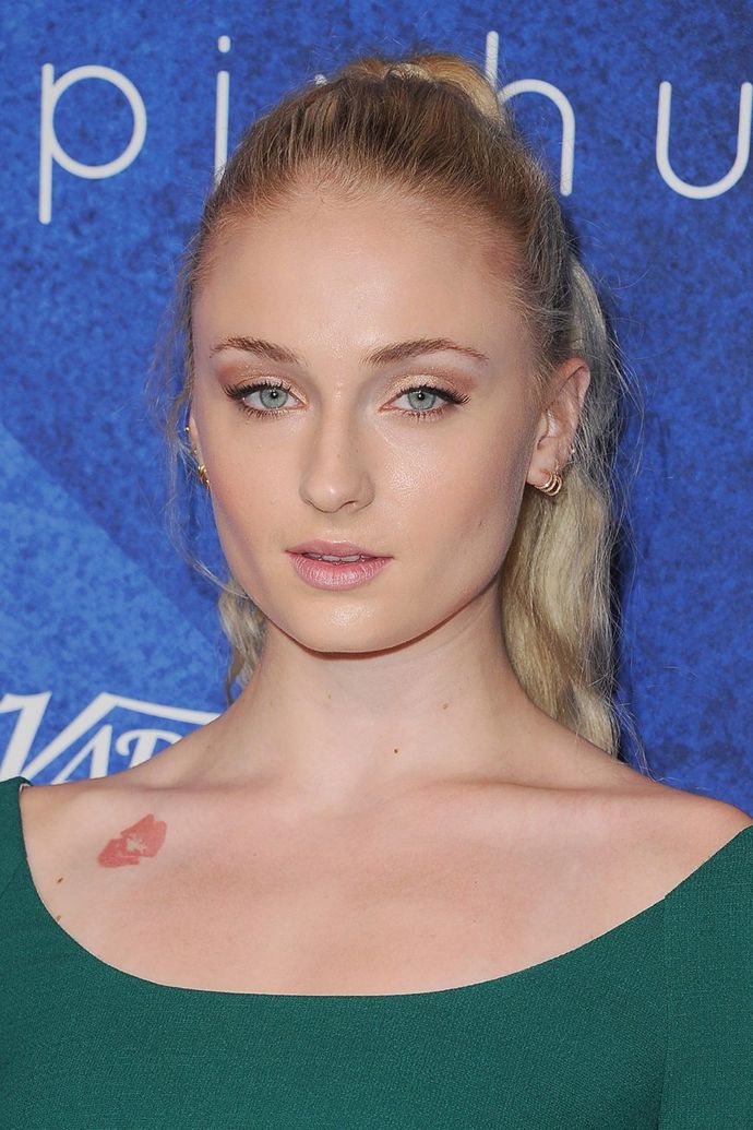 Blond vlasy dokázala Sophie Turner také elegantně stáhnout do vlnitého culíku
