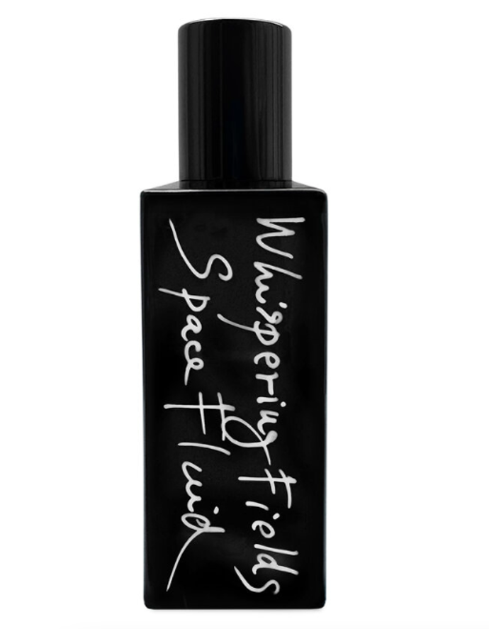 Space Fluid – Whispering Fields s vůní vetiveru, whisky, vonokvětky, kurkumy, jahody, kůže, pačuli, zázvoru, smilu, tuberózy, hrušky a absinthu, 4750 Kč
