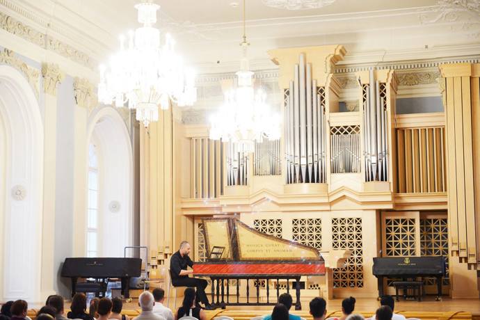 Vojtěch Spurný, český dirigent a cembalista
Bach je jeden z největších hudebních géniů všech dob - když se zeptáte lidí na největšího skladatele všech dob, polovina jmenuje Beethovena a ta druhá Bacha. Pro mě jako cembalistu není jeho hudba jen denním chlebem a základem repertoáru (koneckonců věnoval právě cembalu celou třetinu svého rozsáhlého díla), ale rovněž neustálou výzvou - i když hrajete nějakou jeho skladbu celý život, pořád v ní nacházíte nové souvislosti, další a další výrazové roviny a také téměř nekonečné interpretační obzory. Souvisí to zřejmě s tím, že jeho hudba je na jedné straně pevně zakotvena ve své době a vyrůstá z vyjadřovacího slovníku evropského baroka, na druhé straně ovšem je obrovsky nadčasová a dokáže oslovit posluchače a interprety naprosto různých epoch - dnes se nám zdá neuvěřitelné, že mohl být na sto let po své smrti téměř úplně zapomenut!

 
