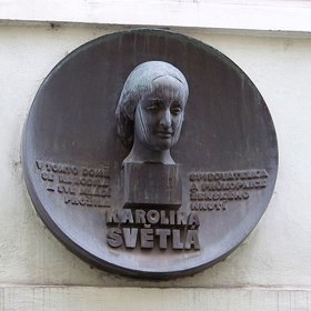 Osobní tragédie zásadně ovlivnila život Karoliny Světlé a nasměrovala ji k literatuře. Psaní se pro ni stalo způsobem, jak zpracovat bolest a dát svému životu nový směr.

