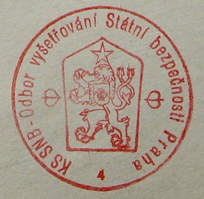 Archivní materiály ukazují, jak důležitou roli hráli tajní spolupracovníci. Důvěra mezi lidmi se rozpadala, protože nikdo nevěděl, kdo skutečně stojí na které straně.

