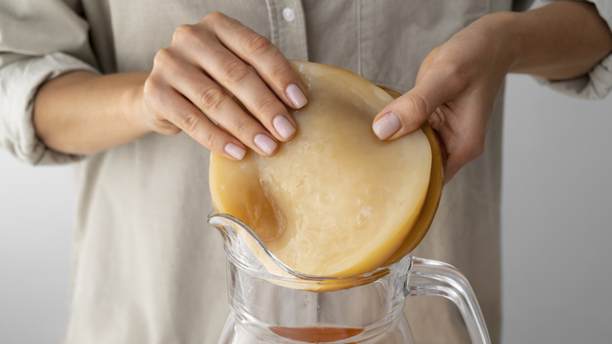 Kombucha je bublinkatý, lehce nakyslý nápoj, který chutná jako limonáda, ale je bohatá na probiotika a antioxidanty.
Kombucha je bublinkatý, lehce nakyslý nápoj, který chutná jako limonáda, ale je bohatá na probiotika a antioxidanty.