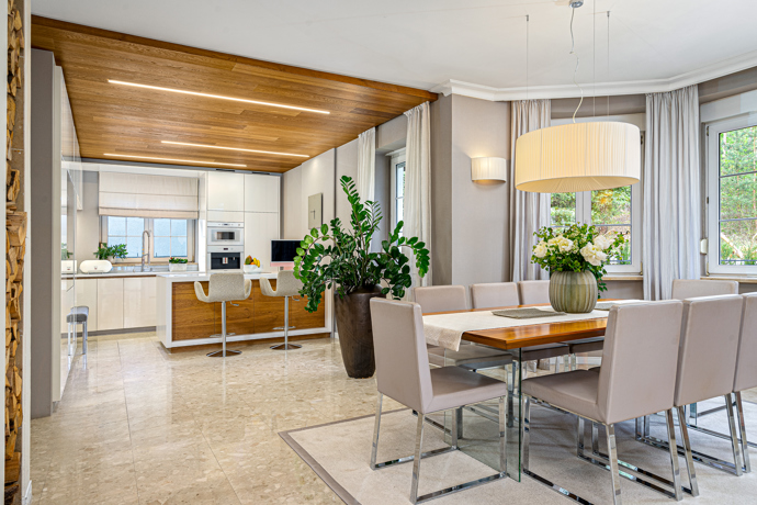 Architekti zachovali osobitý ráz domu, zároveň však do interiéru vnesli moderní prvky, například podlahové vytápění, elegantní krb, hliníková okna i bezfalcové dveře. Dominantou je otevřený obytný prostor se dvěma arkýři. Na ten navazuje kuchyně a následuje koupelna vybavená vanou i sprchovým koutem, toaletou, halou se schodištěm a předsíní. 
