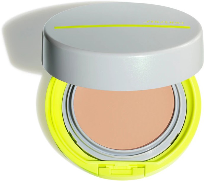 Kompaktní pudr s SPF 50, Shiseido, 720 Kč
